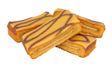 Karamel aromalı pandispanya dilimleri üzerine tuzlu karamel kreması, beyaz arka planda izole edilmiş.