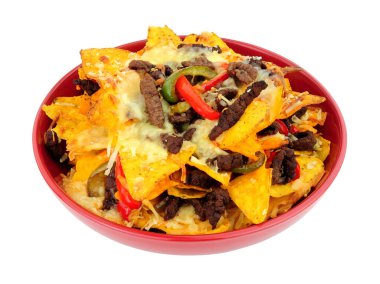 Beyaz arka planda kırmızı ve yeşil biberli bir kase sığır eti ve peynirli cips.