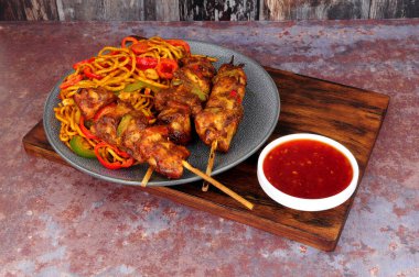 Biberli tavuk şişleri ve yumurtalı şehriye kızartması.