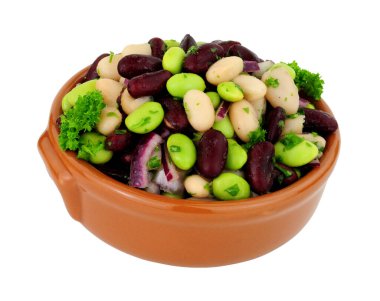 Bir kase taze fasulye salatası, beyaz arka planda izole edilmiş.