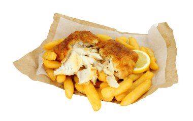 Kahverengi kağıda sarılı morina balığı ve patates kızartması.