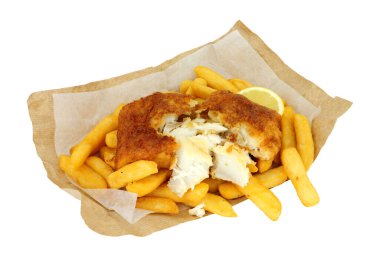 Kahverengi kağıda sarılı morina balığı ve patates kızartması.