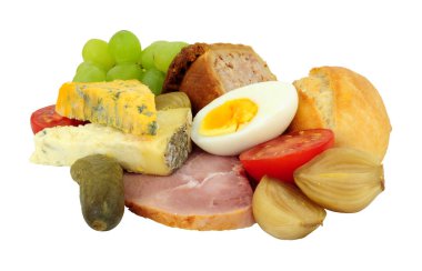 Ploughmans 'ın peynirli, jambonlu, haşlanmış yumurta ve turşulu öğle yemeği beyaz arka planda izole edilmiş.