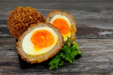 İki İskoç yumurtası. Yarısı portakal sarısı ve domuz eti.