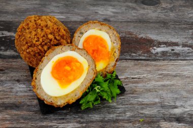 İki İskoç yumurtası. Yarısı portakal sarısı ve domuz eti.