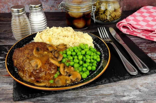 Refeição Bife Salisbury Com Puré Batata Ervilhas Molho Cogumelos — Fotografia de Stock