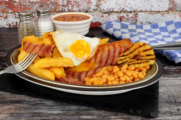 Huevo Gammon Parrilla Harina Patatas Fritas Con Frijoles Horneados Anillo — Foto de Stock