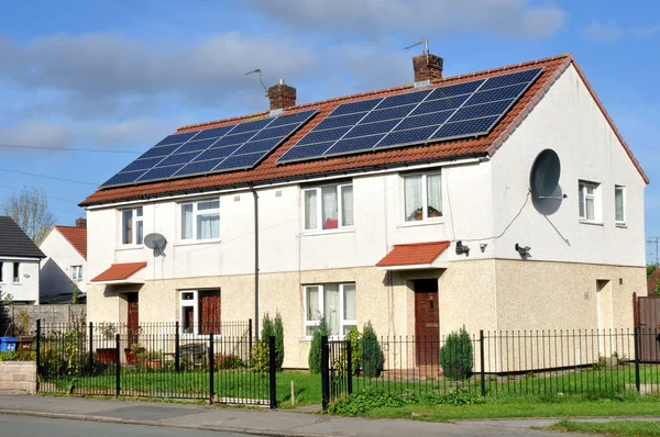 Krajowych dachu zamontowane kolektory słoneczne — Zdjęcie stockowe