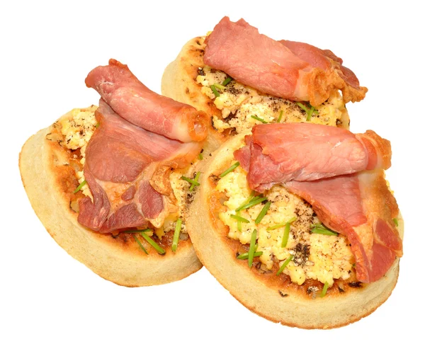 Bacon And Scrambled Eggs On Crumpets — Stock Photo, Image