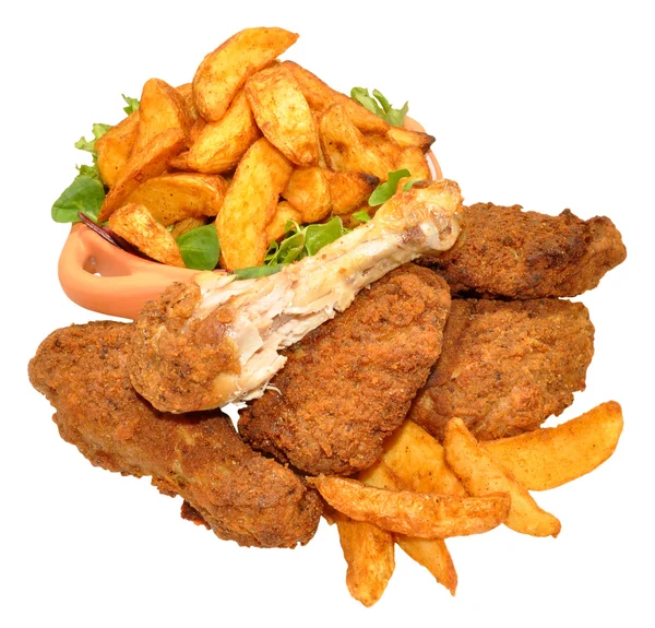 Porciones de pollo frito y cuñas de patata —  Fotos de Stock