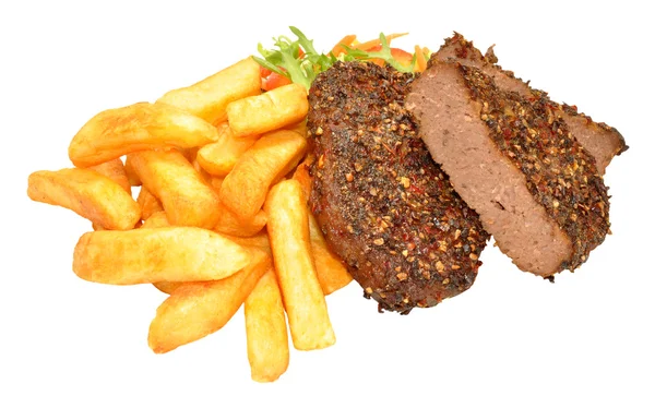 Peppered rundvlees grill steaks en chips maaltijd — Stockfoto