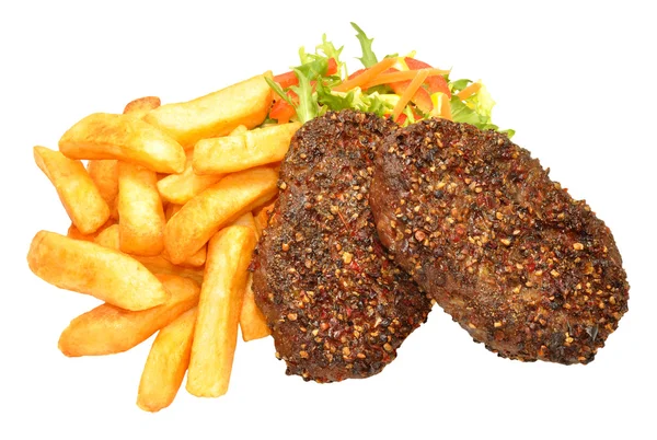 Peppered rundvlees grill steaks en chips maaltijd — Stockfoto