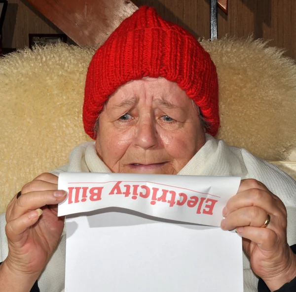 yaşlı kadın fatura okuma