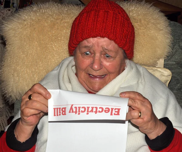 yaşlı kadın fatura okuma