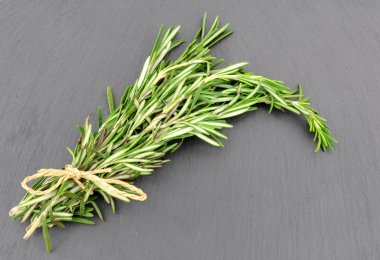 Biberiye bitki arduvaz arka plan üzerinde