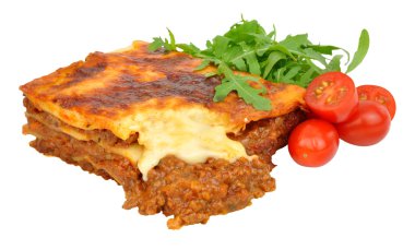 Sığır eti lazanya marul ve domates ile
