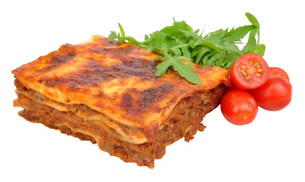 Nötkött Lasagne med sallad och tomater — Stockfoto