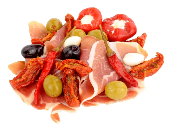 Plátky Serrano šunka s olivami a papriky — Stock fotografie