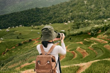 Tayland, Chaingmai 'de Pa Bong Piang pirinç tarlasının ortasında duran bir turist.