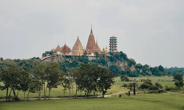 Het Landschap Van Wat Tham Sua Van Een Afstand Met Stockfoto