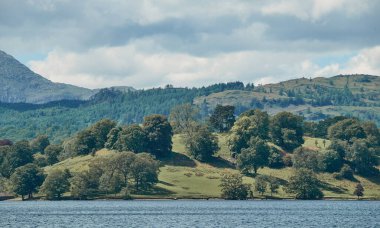 Bowness-on-Windermere kasabasından Windermere Gölü manzarası, Birleşik Krallık Cumbria, Cumbria, Lake District Ulusal Parkı 'nda yer almaktadır.