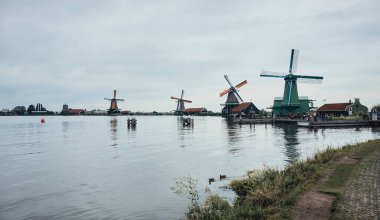 Hollanda 'nın Zaanse Schans köyündeki yel değirmenlerinin manzarası
