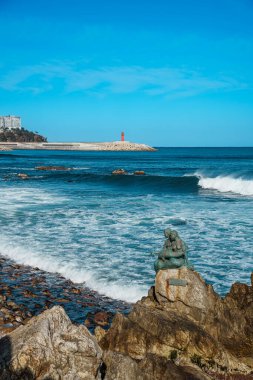 Güney Kore 'de Sokcho Rıhtımı' ndaki dalgaların yanındaki kayanın üzerinde deniz kızı bir çift heykeli denizcilik folklorunu ve deniz romantizmini simgeliyor..