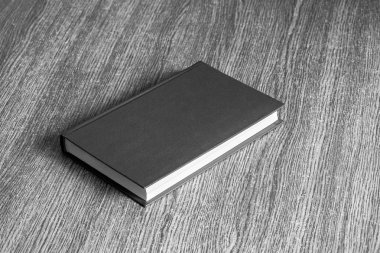 Bir tablo üzerinde kitap.