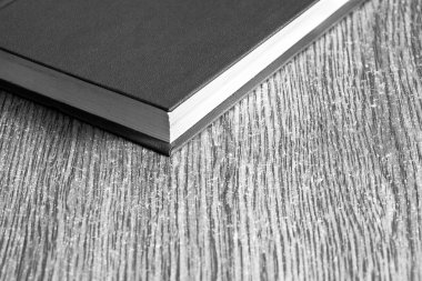 Bir tablo üzerinde kitap.
