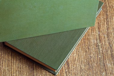 Bir tablo üzerinde kitap.