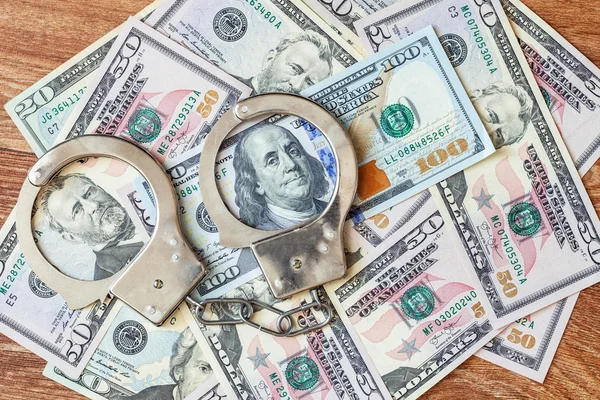 Dolar ve kelepçe.
