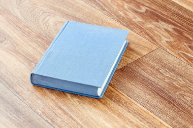Sağlam bir kapak kitap gri renkte.