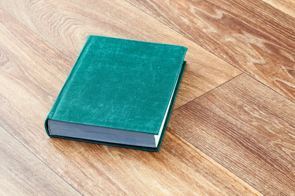 Sağlam bir kapak kitap yeşil renkte. — Stok fotoğraf