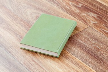 Kitap zeytin renkli bir firma kapağı.