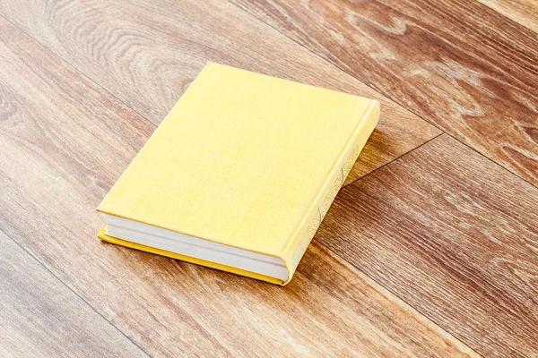 Het boek gele kleur in een stevige cover. — Stockfoto
