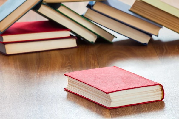 Boeken op een houten tafel liggen. — Stockfoto