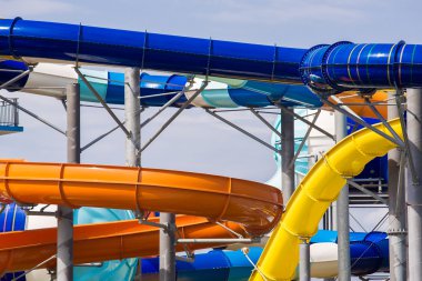 Colorfu aquapark slaytlar.