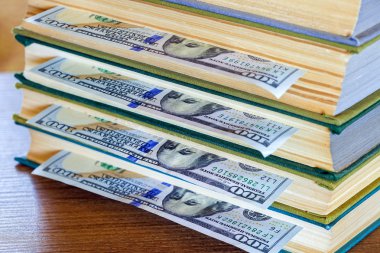 yüz dolar sayfalar arasında yalan.