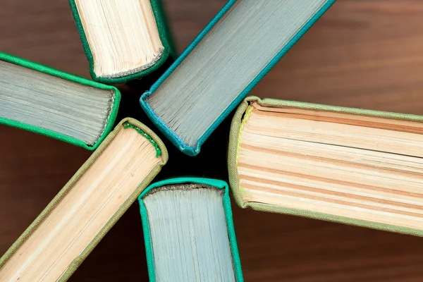 De oude hardback boeken top uitzicht. — Stockfoto