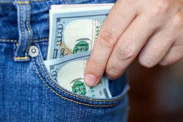 De hand krijgt dollar uit een zak. — Stockfoto