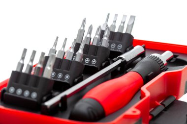 Tornavidayla çalışan ve demir başlıklı açık plastik bir kutuda tamir edilecek bir dizi alet, beyaz arkaplan görünümünde izole edilmiş bir nesne.