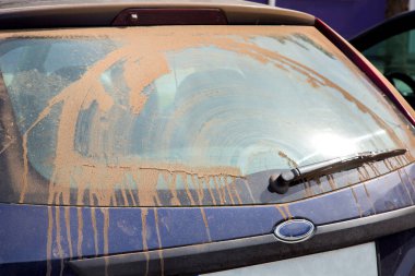 Kirli araba cipi, cam sileceği ile kaplanmış kuru toz tabakasıyla kaplıydı. Reklam amaçlı oto yıkama için fotokopi alanı vardı, kimse yoktu..