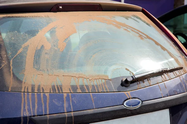 Kirli araba cipi, cam sileceği ile kaplanmış kuru toz tabakasıyla kaplıydı. Reklam amaçlı oto yıkama için fotokopi alanı vardı, kimse yoktu..