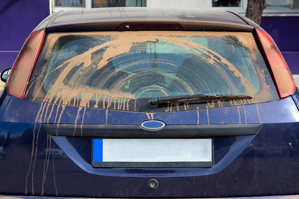 Kirli araba geçidi, ön cam sileceği ile kaplanmış çamurdan kuru bir toz tabakasıyla kaplı..