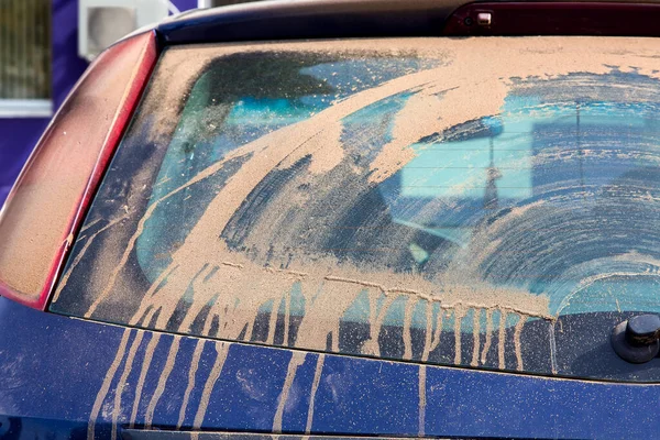 汚い車のハッチバック広告車の洗浄のためのコピースペースとフロントガラスワイパークローズアップで汚れ粘土からほこりの乾燥層で覆われて — ストック写真