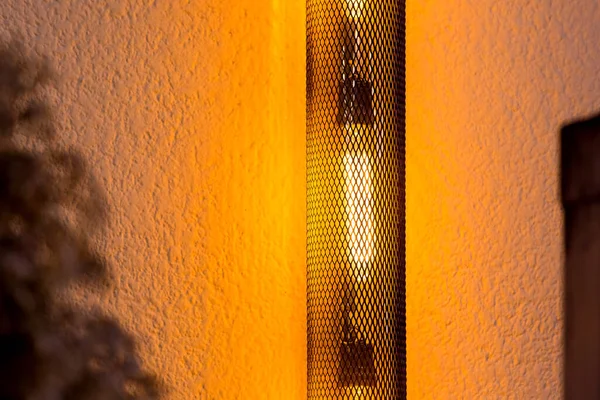 Železná Lucerna Podobě Síťové Trubice Uvnitř Edisonovými Lampami Podkrovním Stylu — Stock fotografie