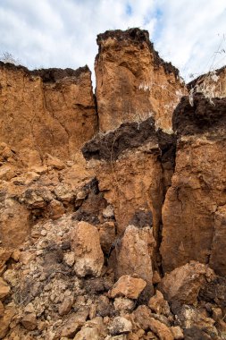 Toprak yağmuru, yeraltı suları ve deprem sonrası toprak kayması yaz günü hiç kimse araziyi yok etmedi..