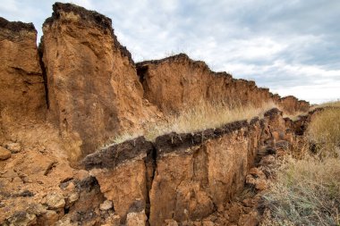Toprak yağmuru, yeraltı suları ve deprem sonrası toprak kayması yaz günü hiç kimse araziyi yok etmedi..