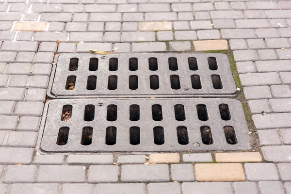 Griglia Quadrata Ferro Del Coperchio Del Portello Dell Acqua Piovana — Foto Stock