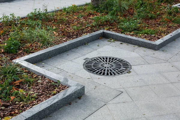 Manhole Cover Black Metal Lattice Improvement Territory City Park Pedestrian — Stock Photo, Image